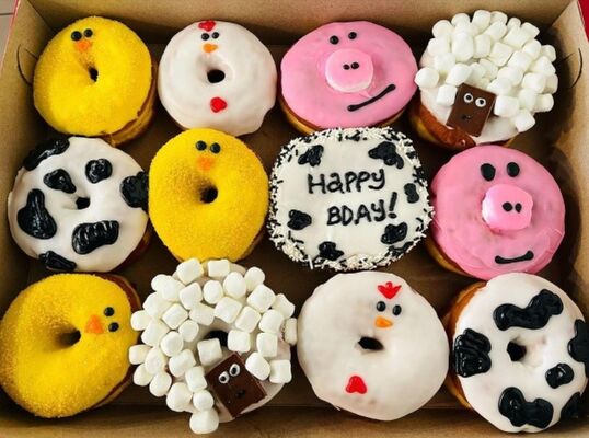 24 ชั่วโมงระบบยกอัตโนมัติ เครื่องขายเค้กด้วยกรอบประตูเหล็กทั้งหมดและแก้วลดหมอก