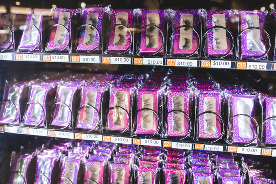 เครื่องจำหน่ายผมสีชมพูร้อน Lash Vending Machine พร้อมหน้าจอสัมผัสขนาด 21.5 นิ้ว